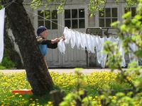 Spitzenwäsche hinter dem Haus