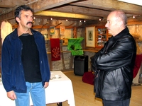 Zwei Ausstellungsmacher