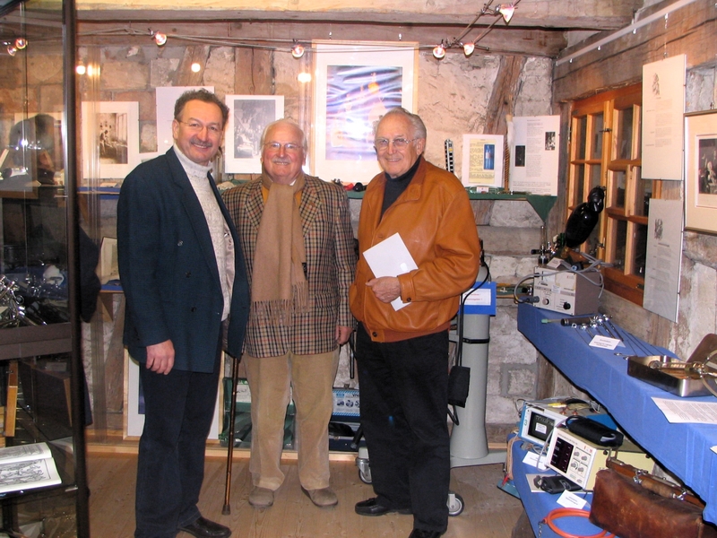 Ausstellungsmacher Joachim Frick mit Dr. Krug, HNO und Dr.Gress, Zahnarzt