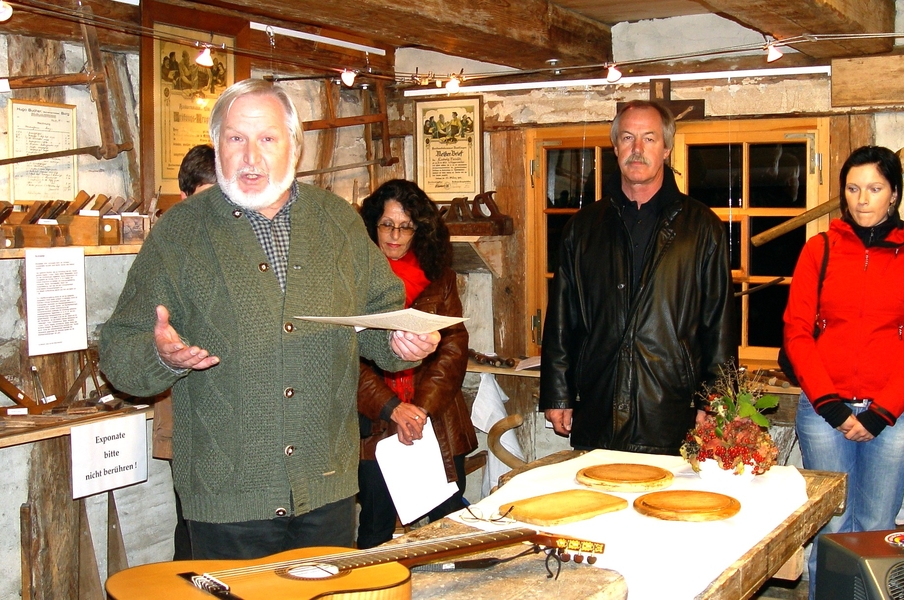 Dr. Beiter eröffnet die Ausstellung