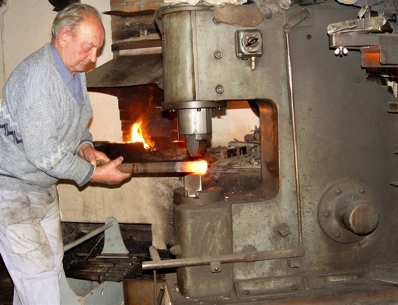 Schmiedemeister Karl Hänsler am Amboss