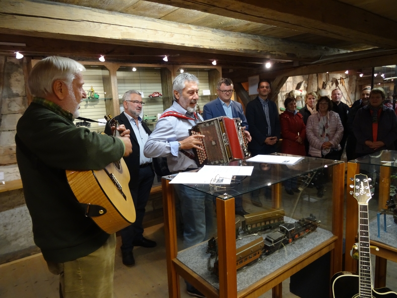 Musik gehört zu einer Ausstellungseröffnung
