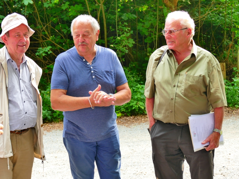 Waldbegehung startet mit Begrüßung