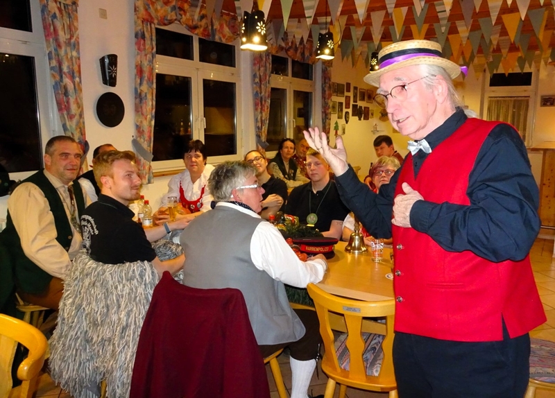 Willi Huster begrüßt die Narrenzunft Stetten