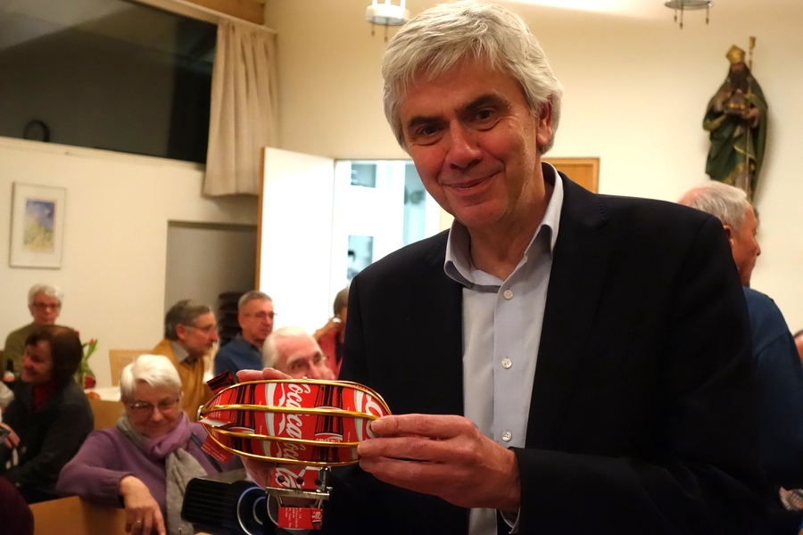 Jürgen Bleibler mit dem Cola Zeppelin