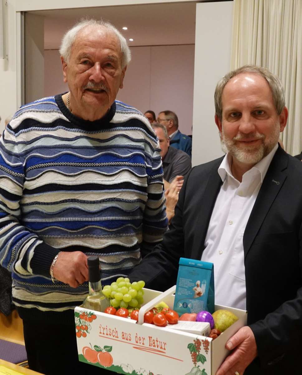 Bernd Fuchs bedankt sich bei OB Blümcke