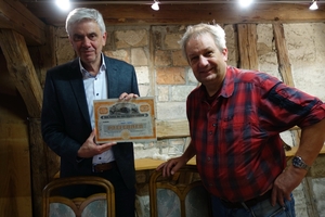 Martin Kohler bedankt sich und überreicht ein Präsent